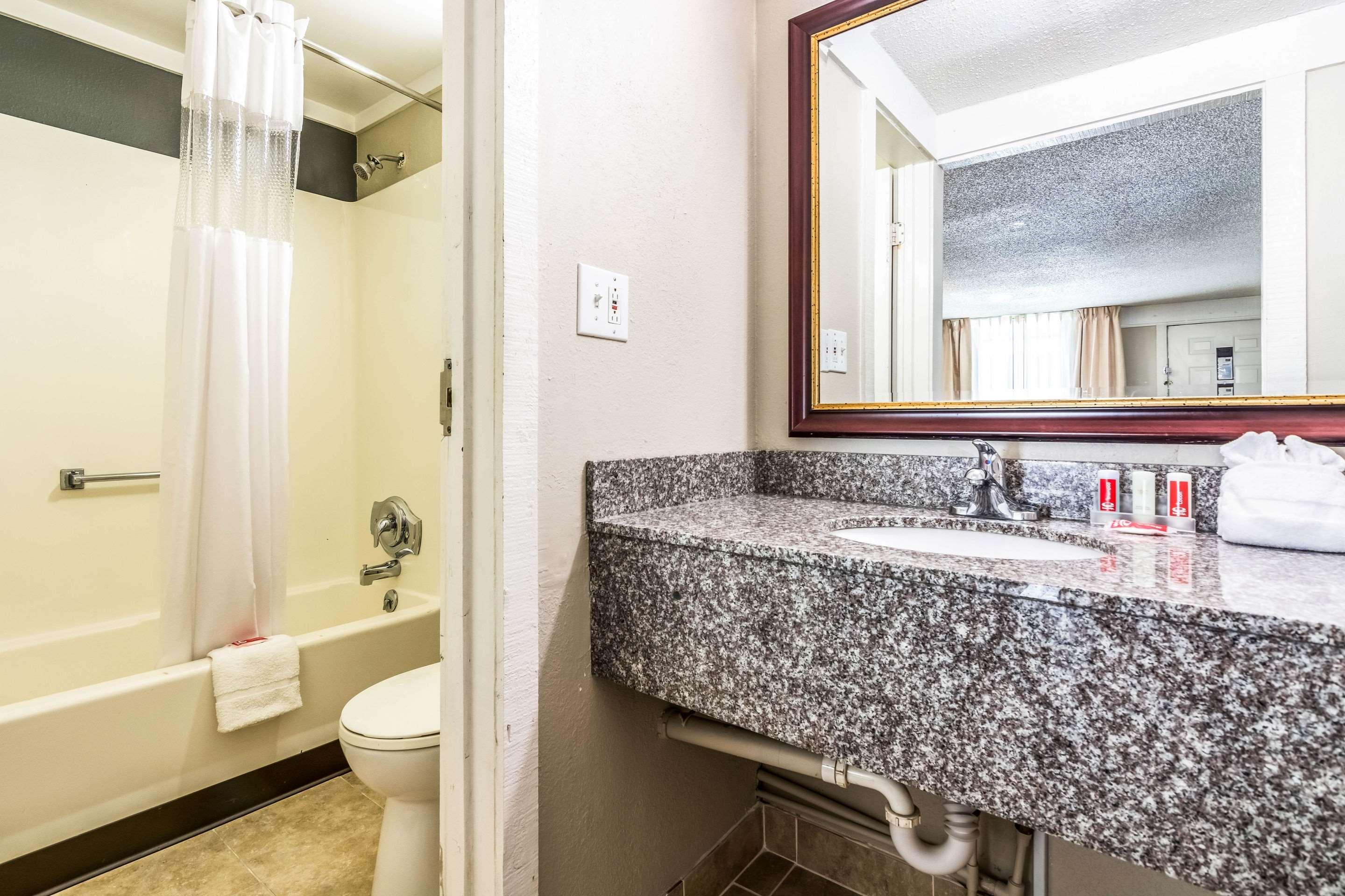 غرفة بسرير مزدوج للمدخنين لذوي الإعاقة، Econo Lodge Gastonia North 2/2