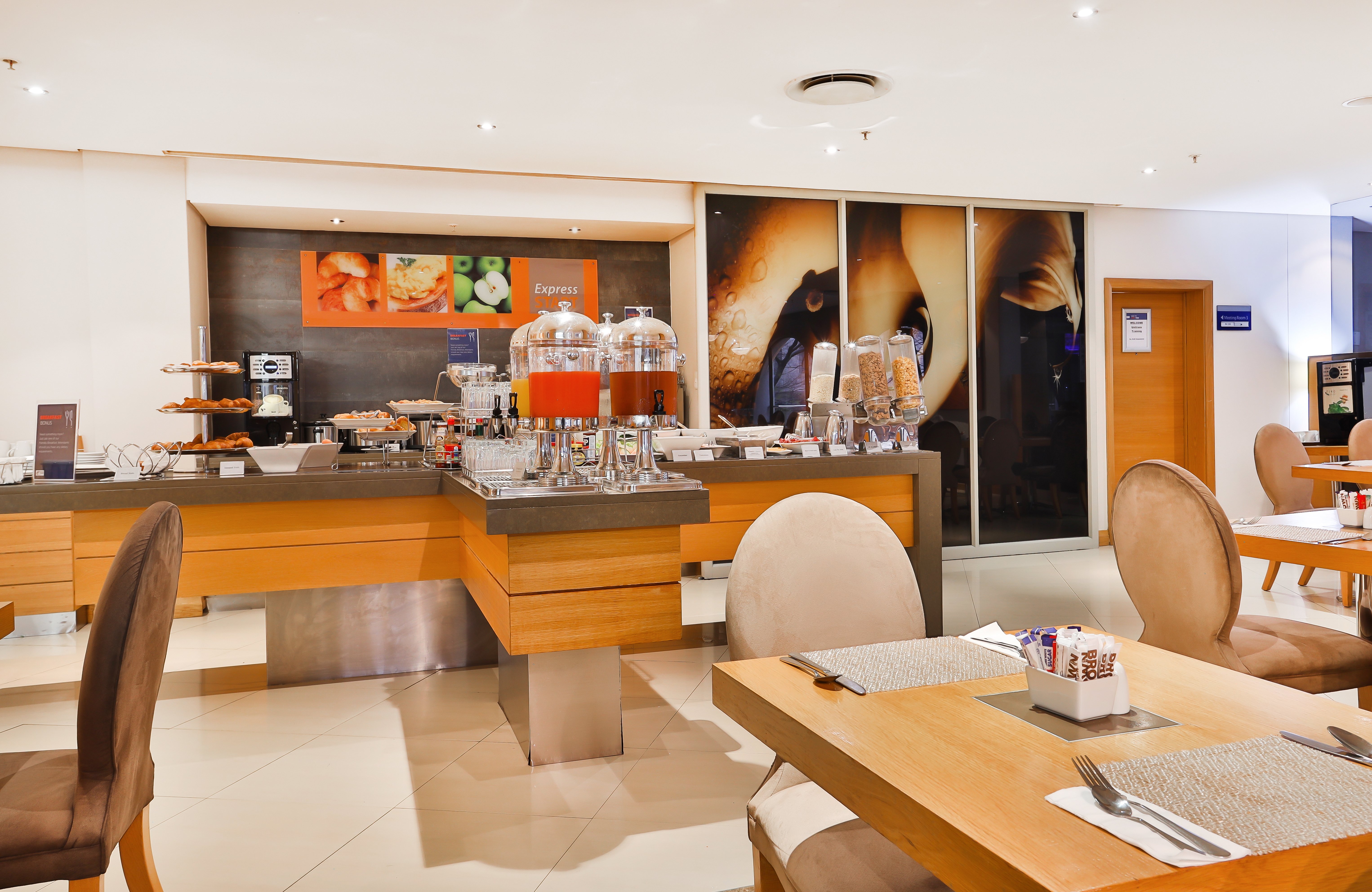 HOLIDAY INN EXPRESS CAPE TOWN CITY CENTRE 28/50