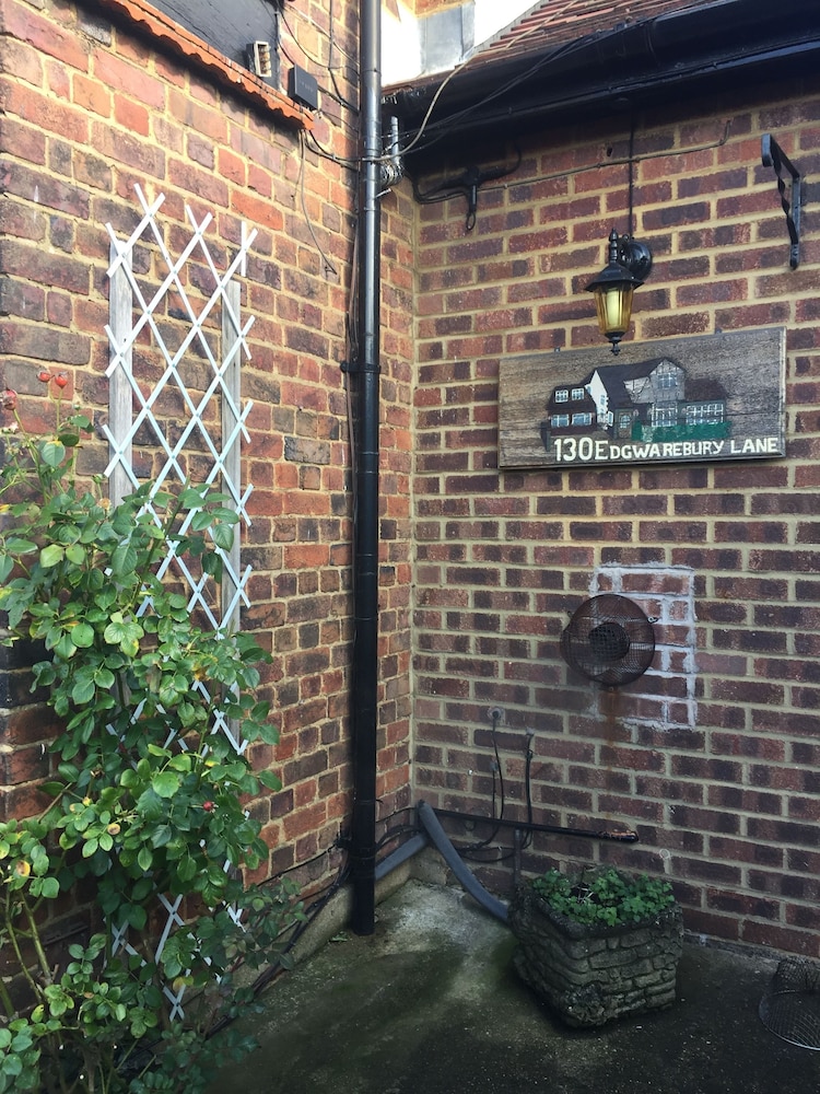 Edgware Bed and Breakfast 16/34