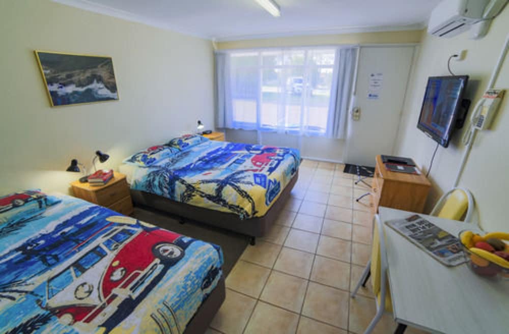 Emu Point Motel 25/70