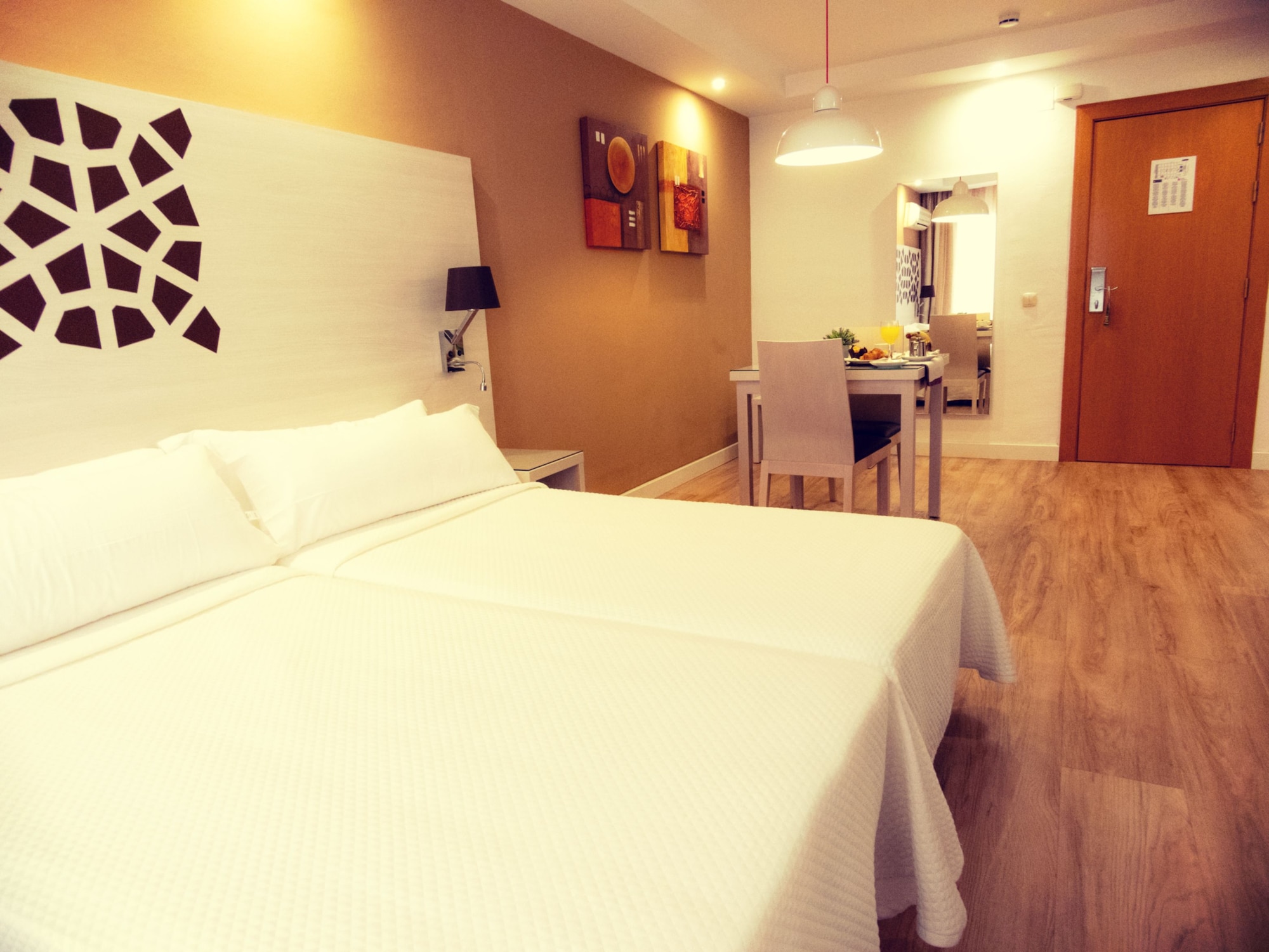 STUDIO, TWIN BEDS, PARTIAL SEA VIEW, TERRACE