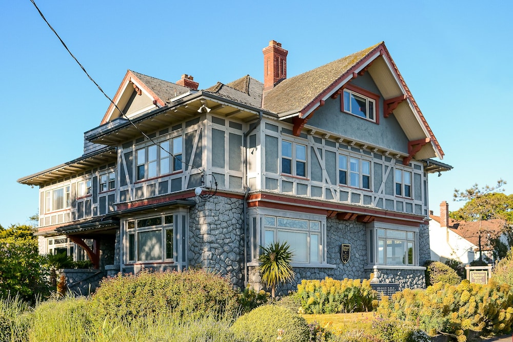 Dashwood Manor Seaside Bed & Breakfast 2/50