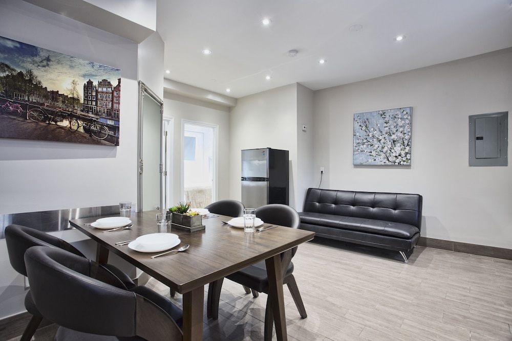 Toronto Rooms And Suites 30/49