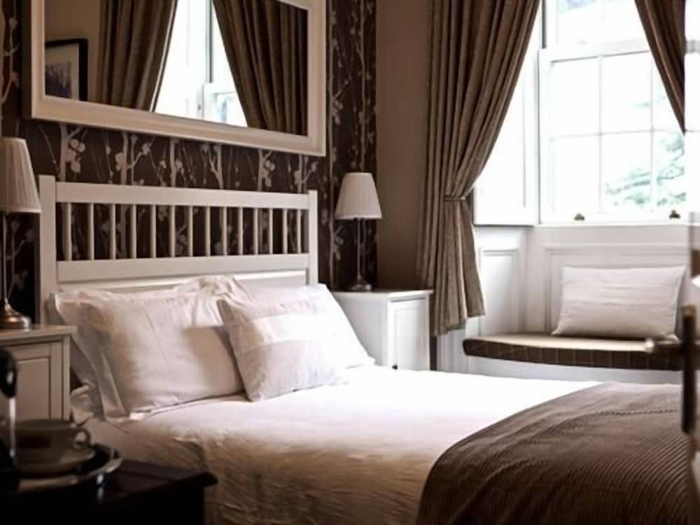 ROOM, DOUBLE BED