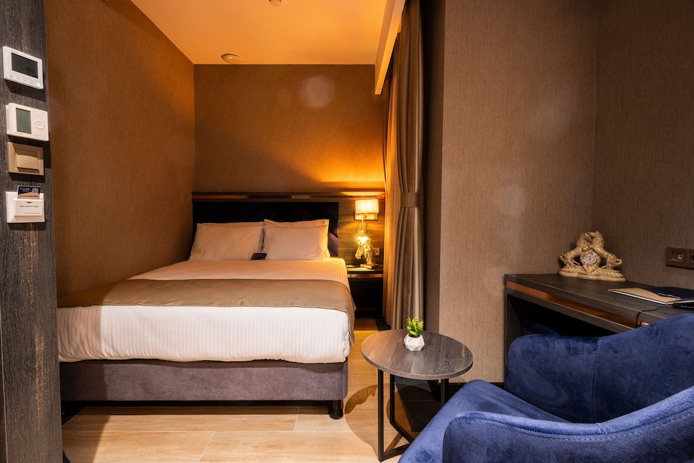 Westdoor Hotel 25/50