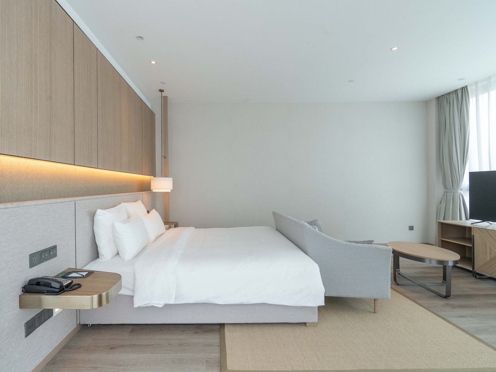 DELUXE, KING BED