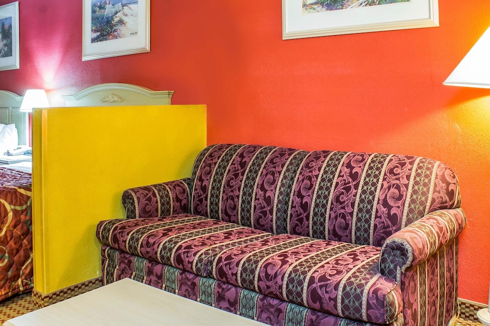 Econo Lodge Inn & Suites Walnut 12/30