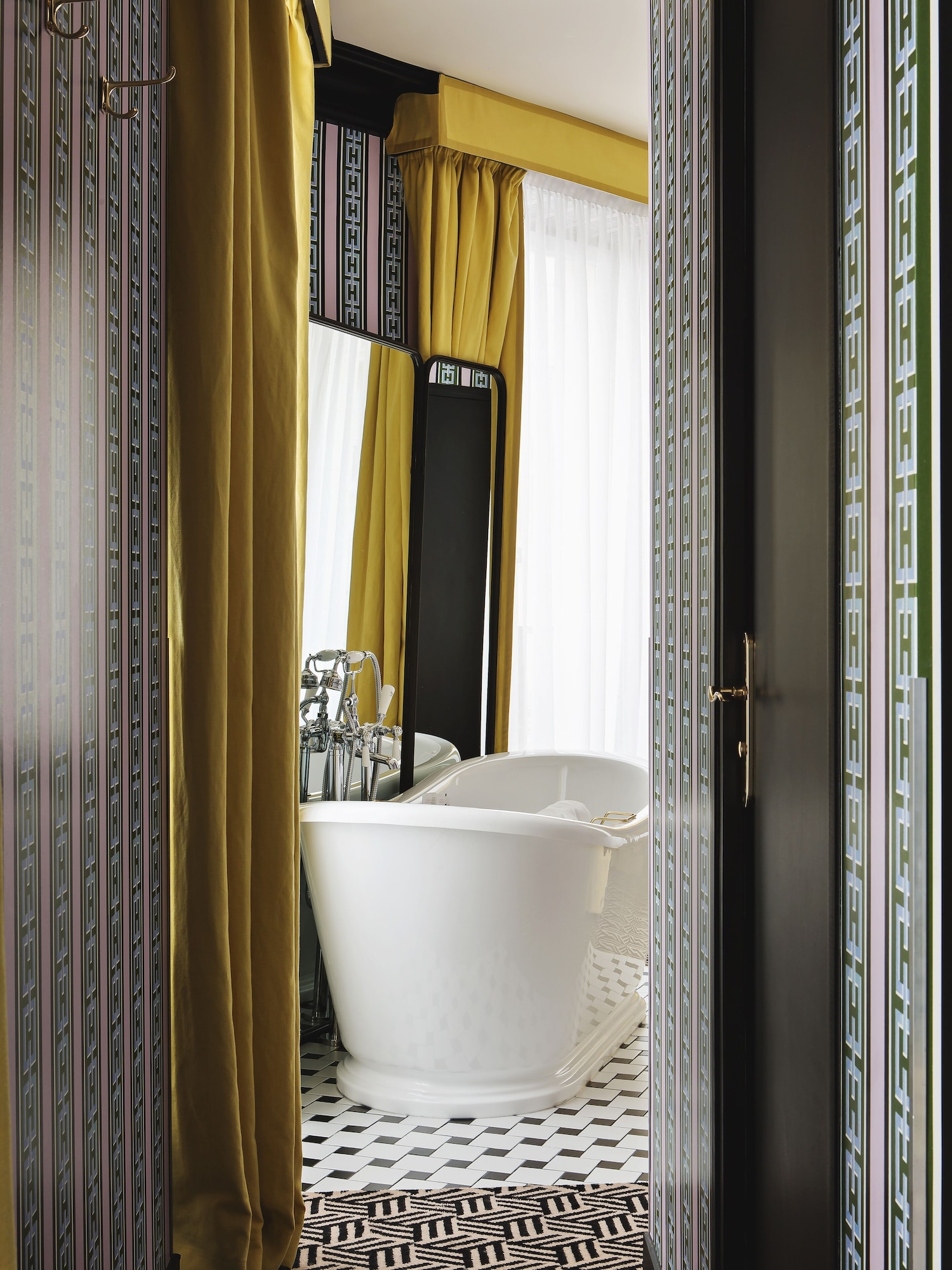 DELUXE, SUITE, KING BED, SOFA, BATHTUB