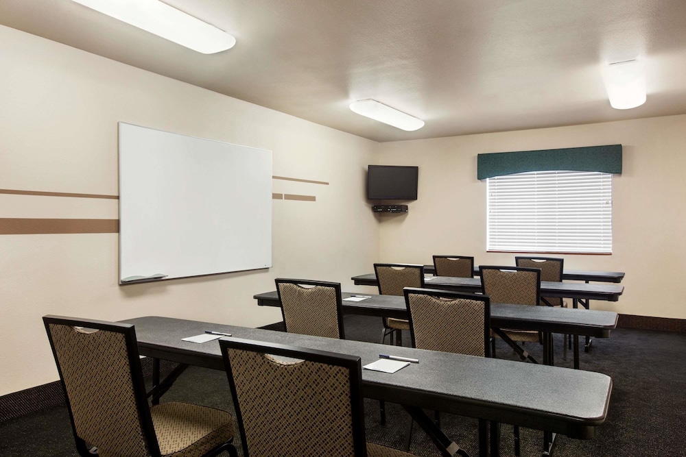 Travelodge By Wyndham Livonia 19/21