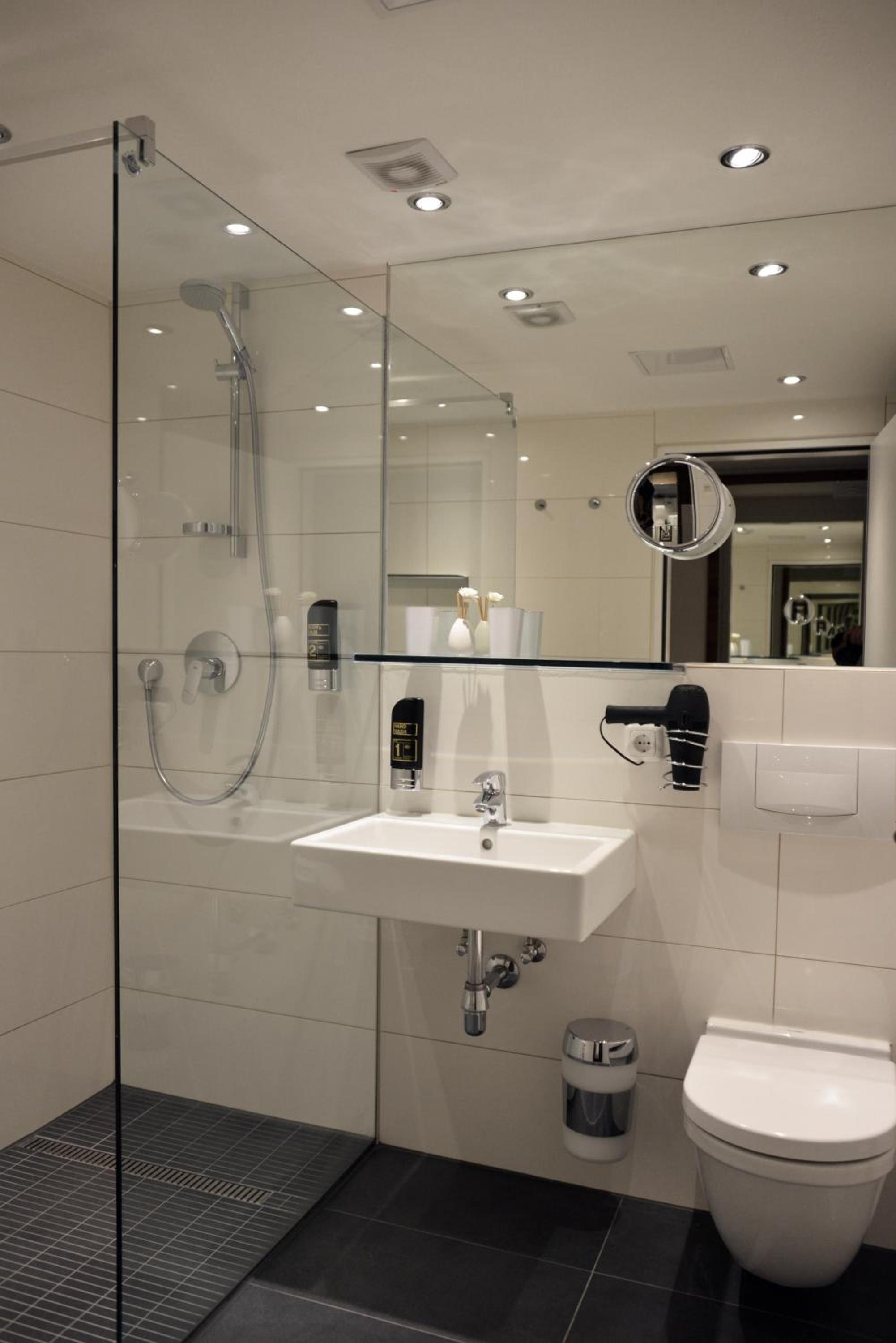 غرفة رباعية بسريرين منفصلين مع أريكة، Arthotel Munich 6/6