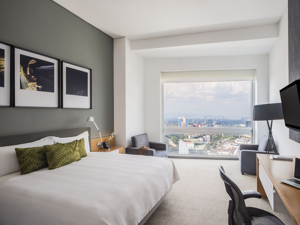 PREMIER, EXECUTIVE, KING BED