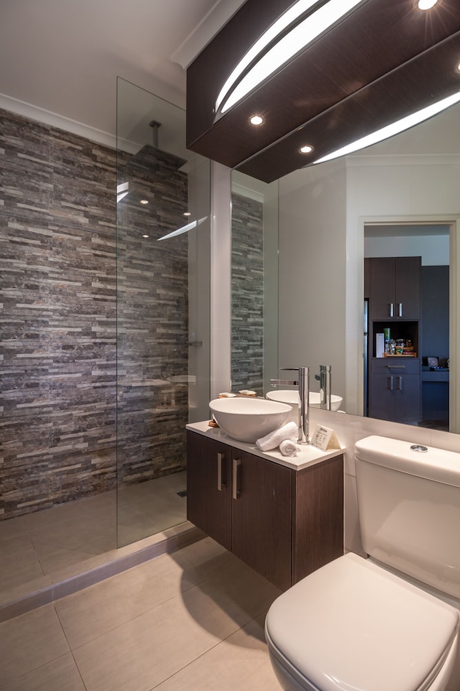 Pier 21 Apartment Hotel 12/60