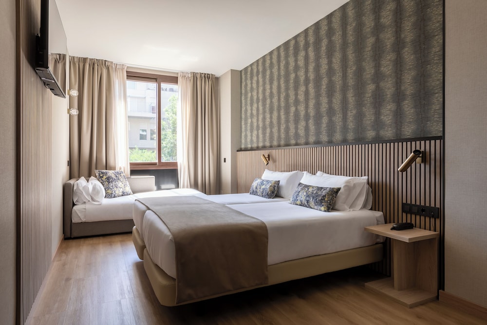 SUPERIOR, TRIPLE, 3 BEDS