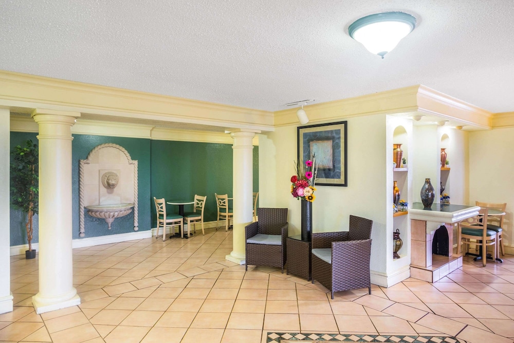 Super 8 by Wyndham Eagle Pass 33/41