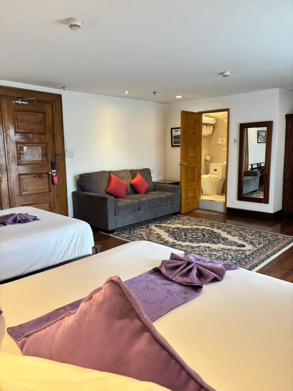 Executive, Suite, 1 Queen and 1 Double Bed, Pine View, Sofa