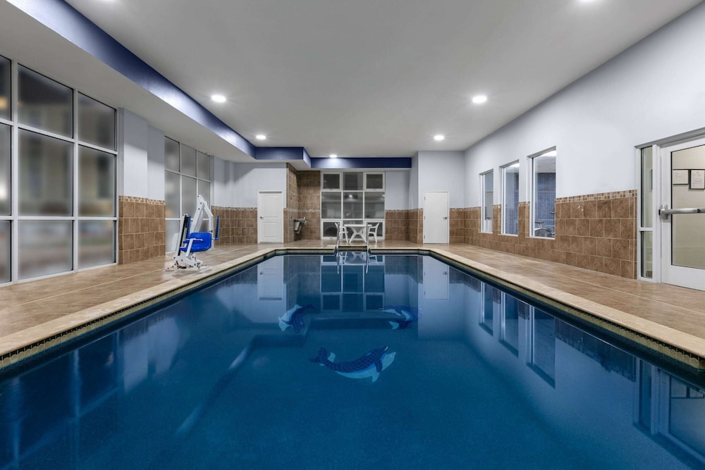 La Quinta Inn and Suites by Wyndham Ft. Worth - Burleson 26/53