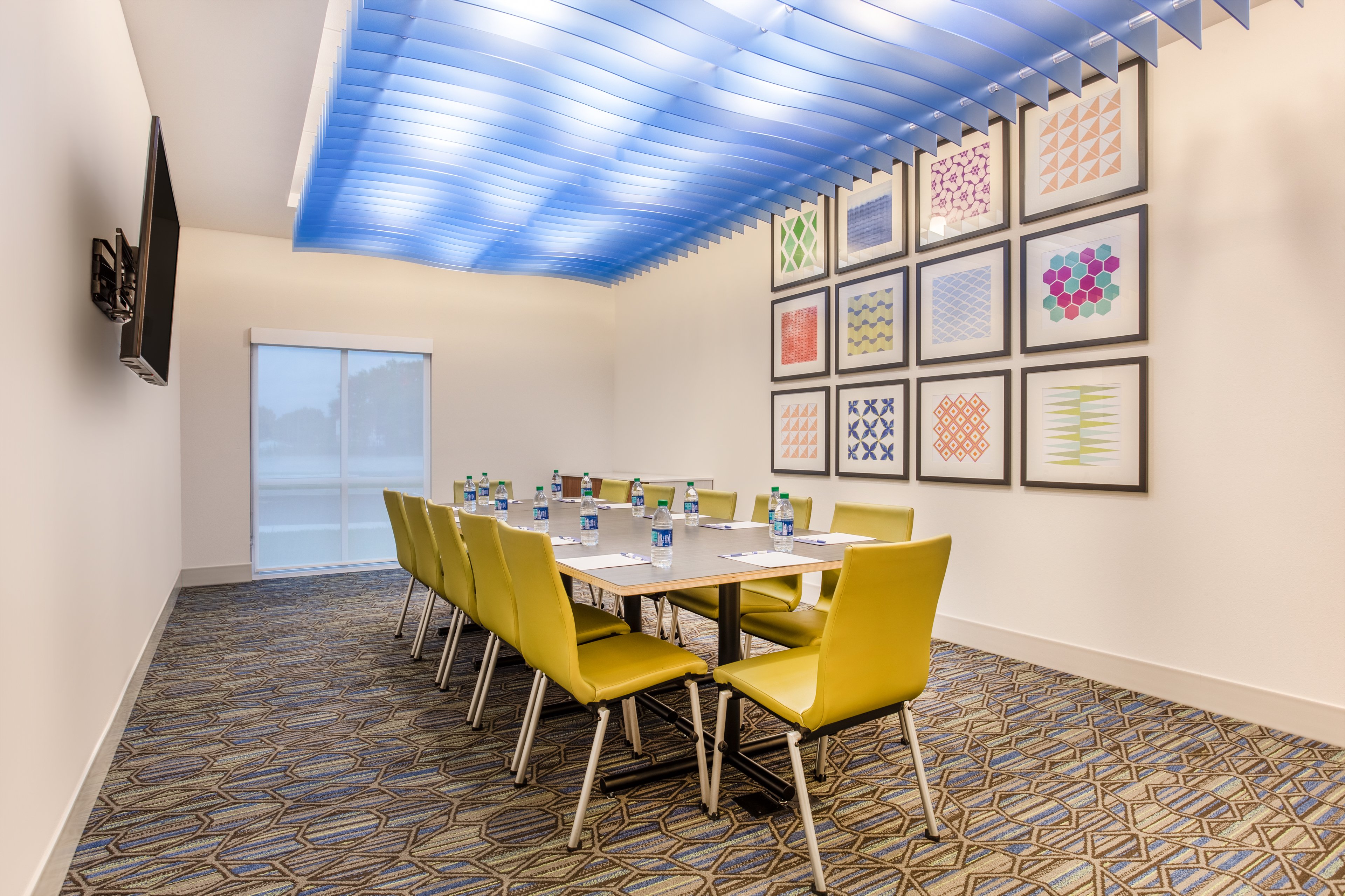 Holiday Inn Express & Suites Ottawa 50/50