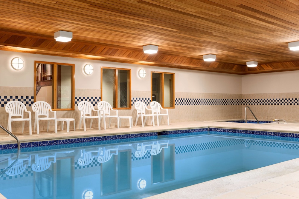 Country Inn Suites By Radisson Lehighton Jim Thorpe Pa 4/34