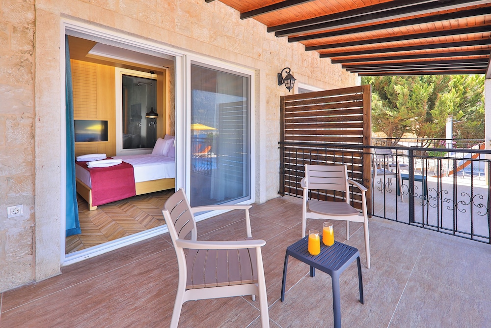 Atalante Hotel 25/50