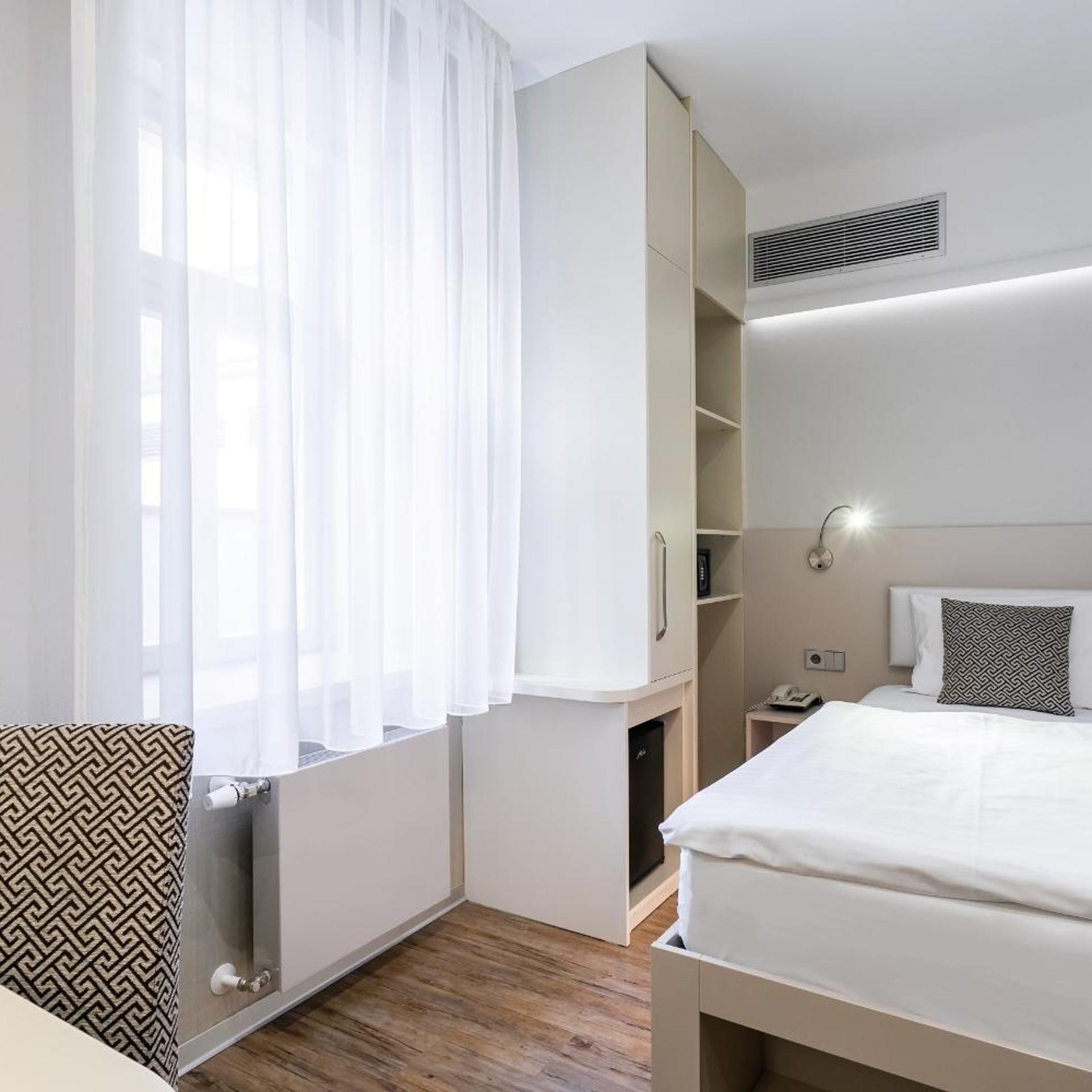 ROOM, SINGLE