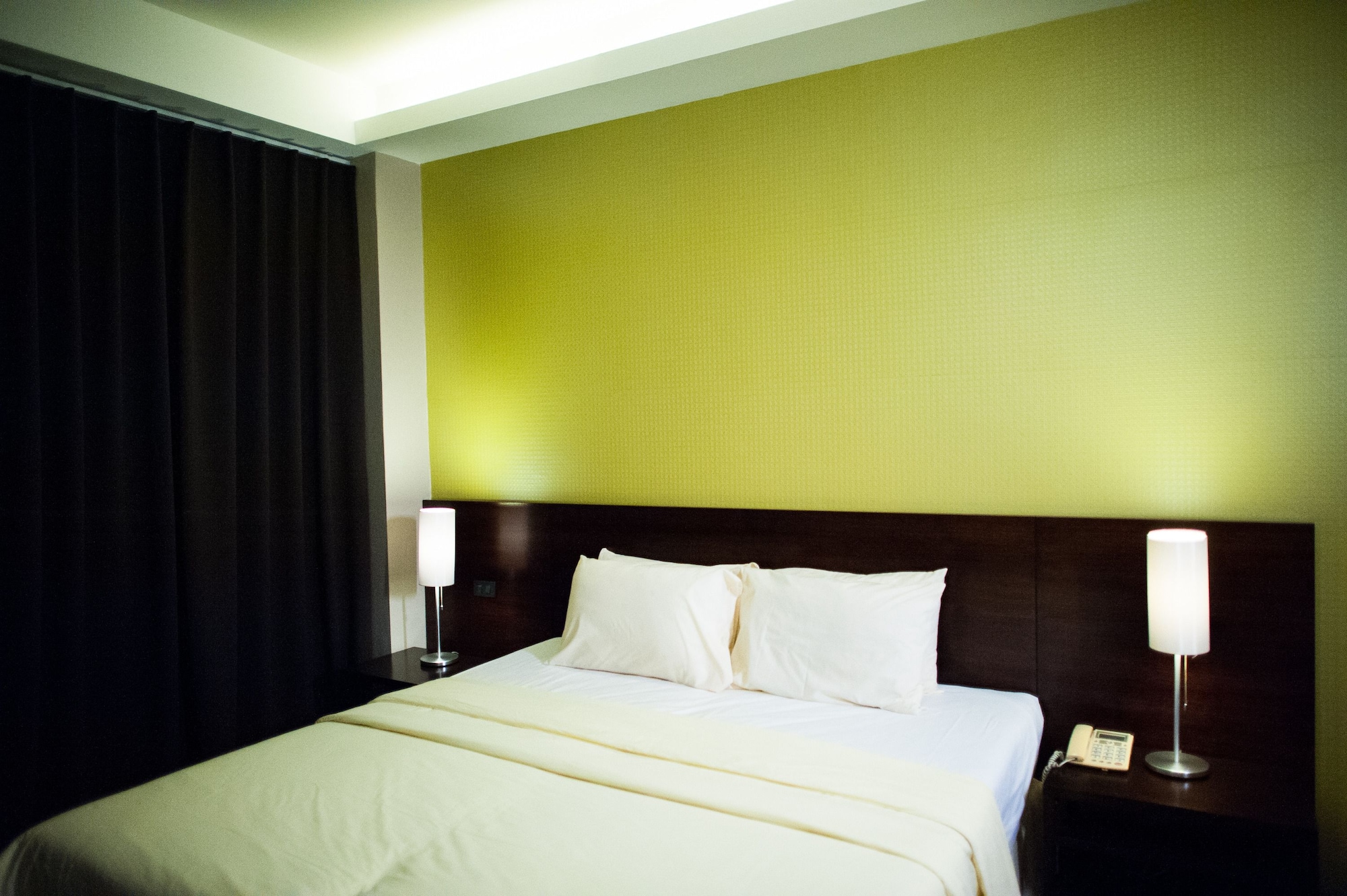 DELUXE, KING BED