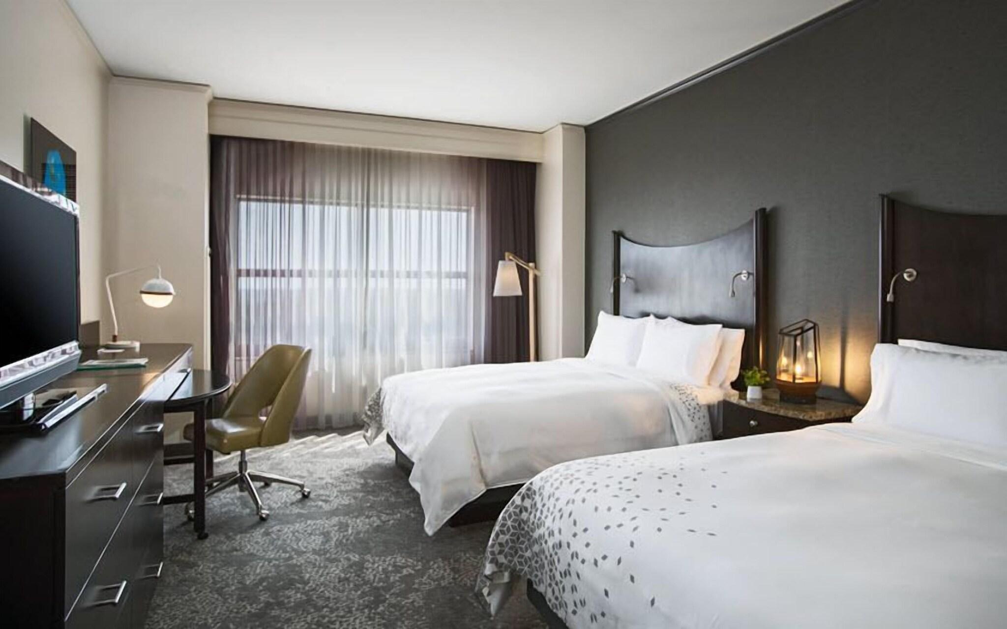 غرفة رباعية بسرير كوين لذوي الإعاقة، Renaissance Raleigh North Hills Hotel 2/5