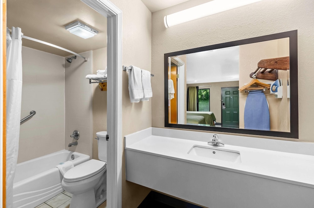 غرفة بسريرين مزدوجين للمدخنين، Super 8 by Wyndham Acworth/Atlanta Area GA 6/9
