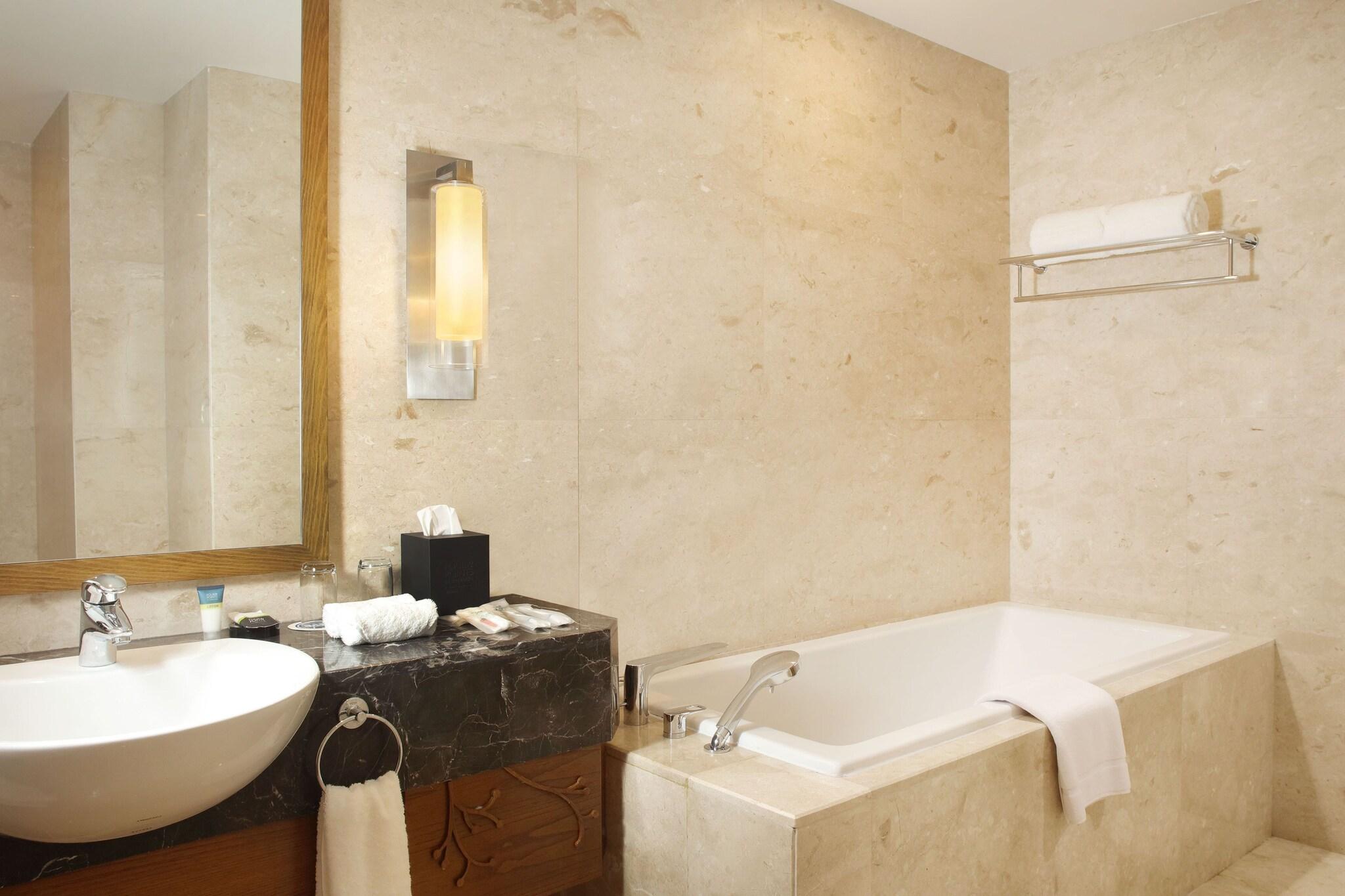 جناح بريميير بإطلالة على البحر، FOUR POINTS BY SHERATON MANADO 3/3