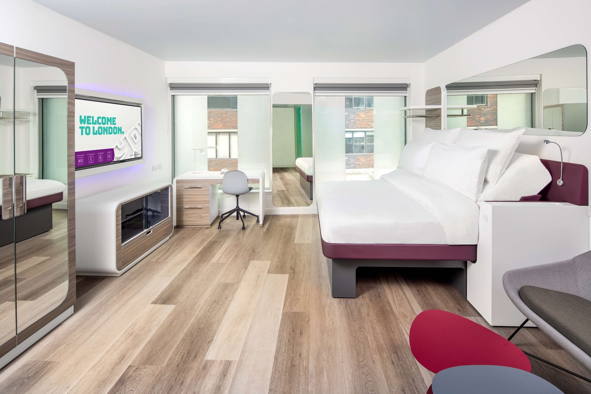 First Class, Queen Bed، YOTEL London City, Select by Hilton 2/5