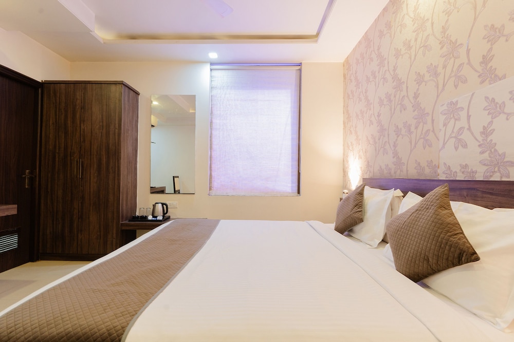 Fabhotel Signature Inn 23/50