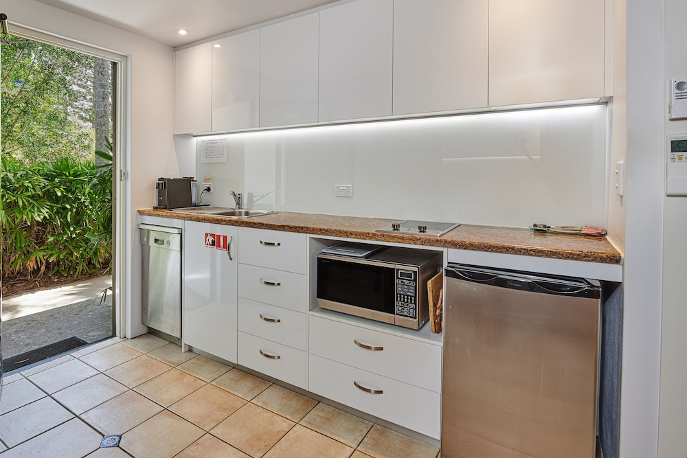 JULIANS APARTMENTS 5/50