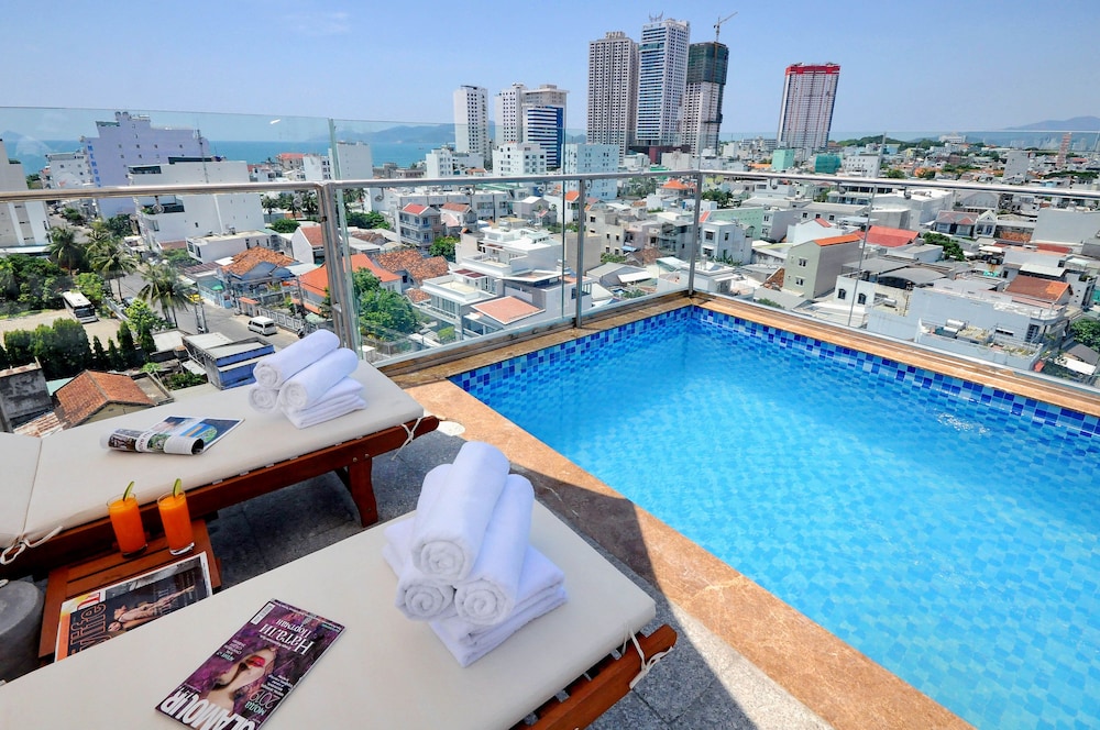 Mega Light Hotel 38/43