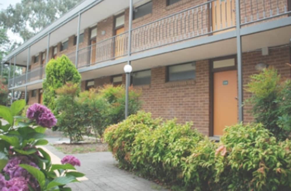 RED CEDARS MOTEL CANBERRA 4/42