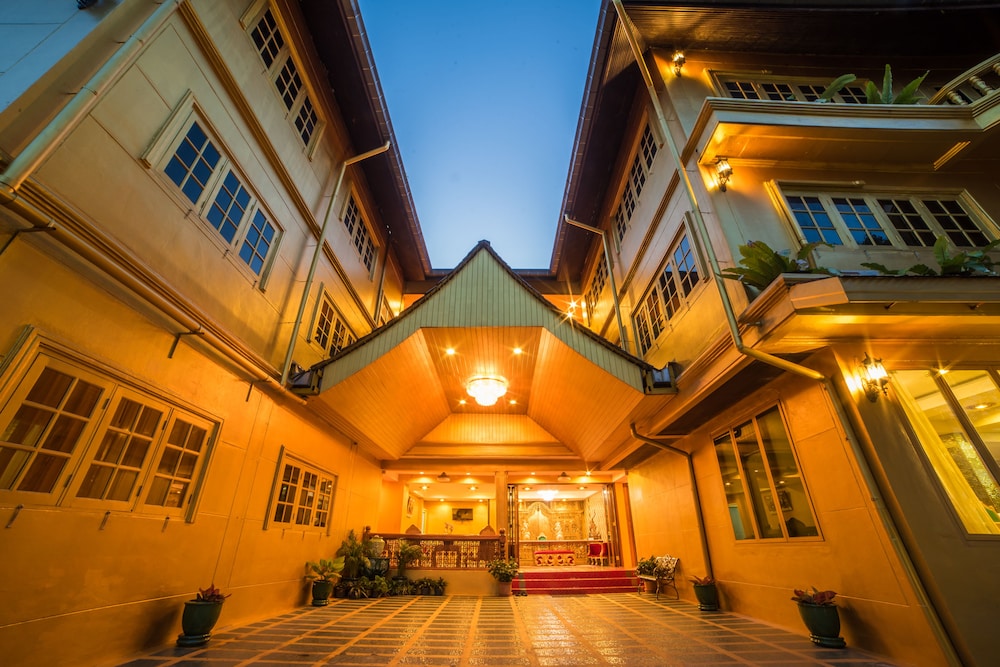 Nakaraj Princess Chiang Rai Walking Street 1/52