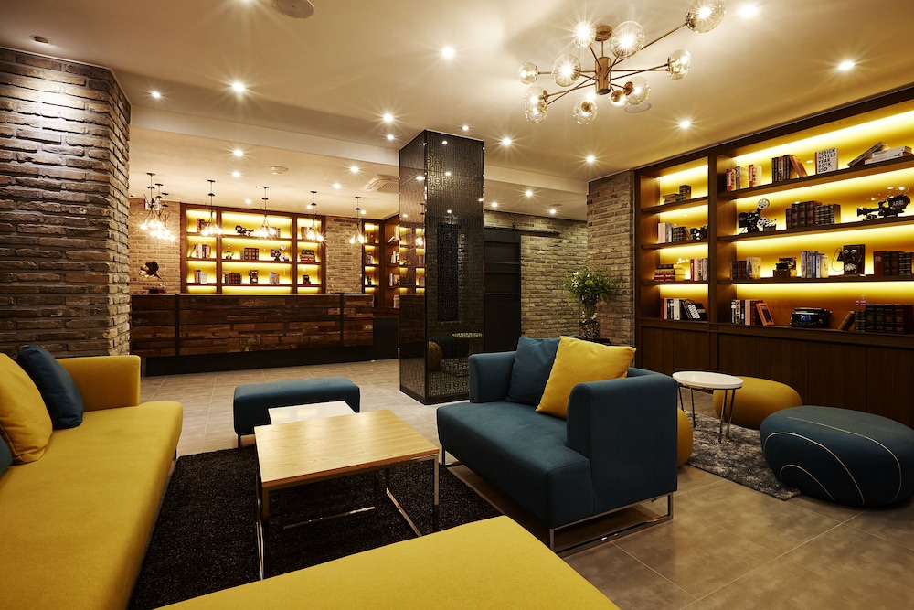URBAN ISLAND HOTEL 24/28