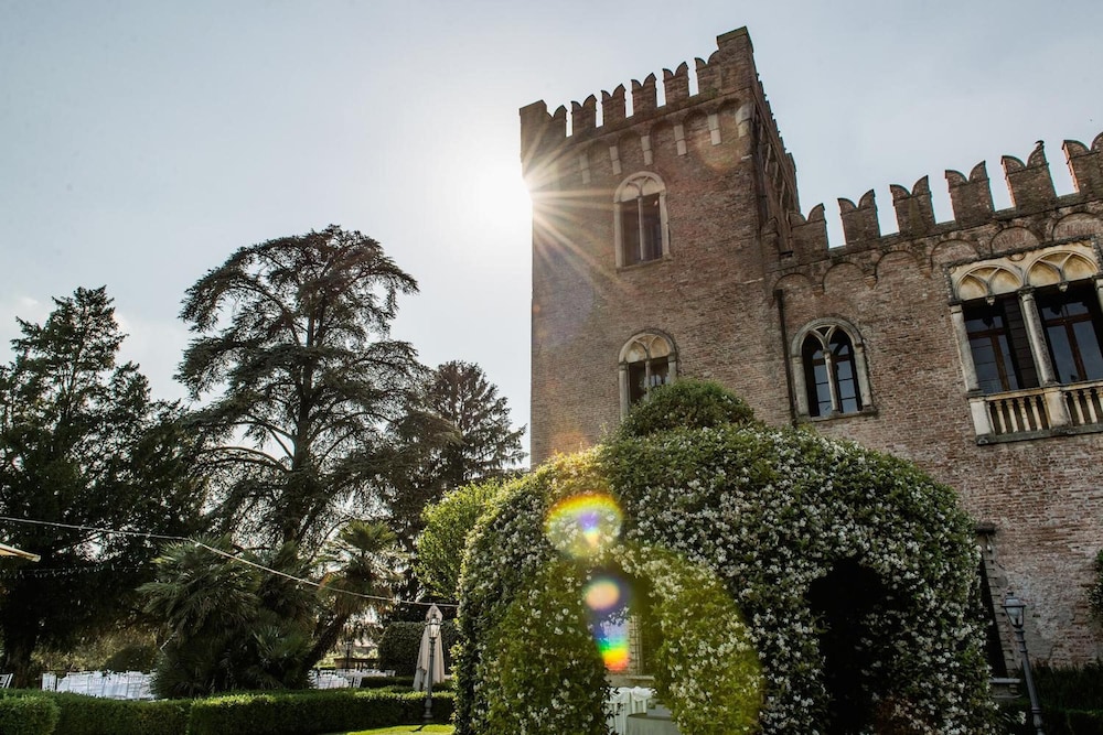 Relais Castello Bevilacqua 44/50