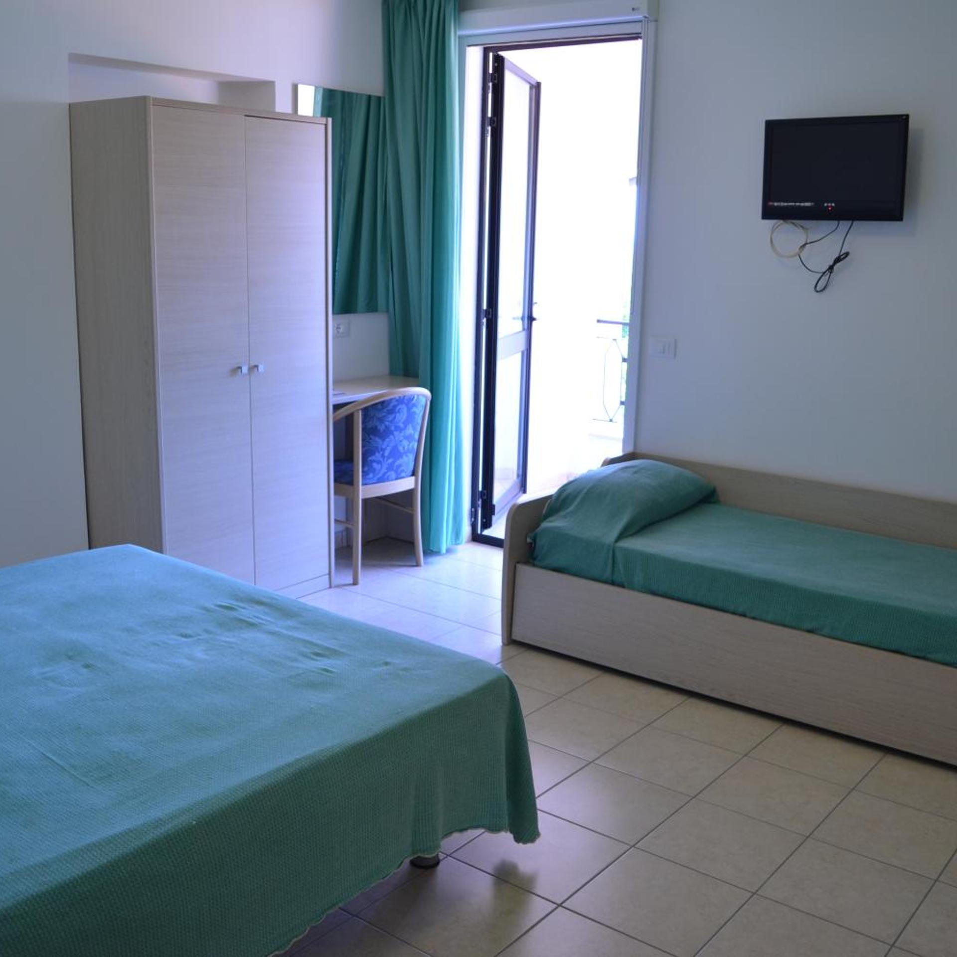 Room, Triple