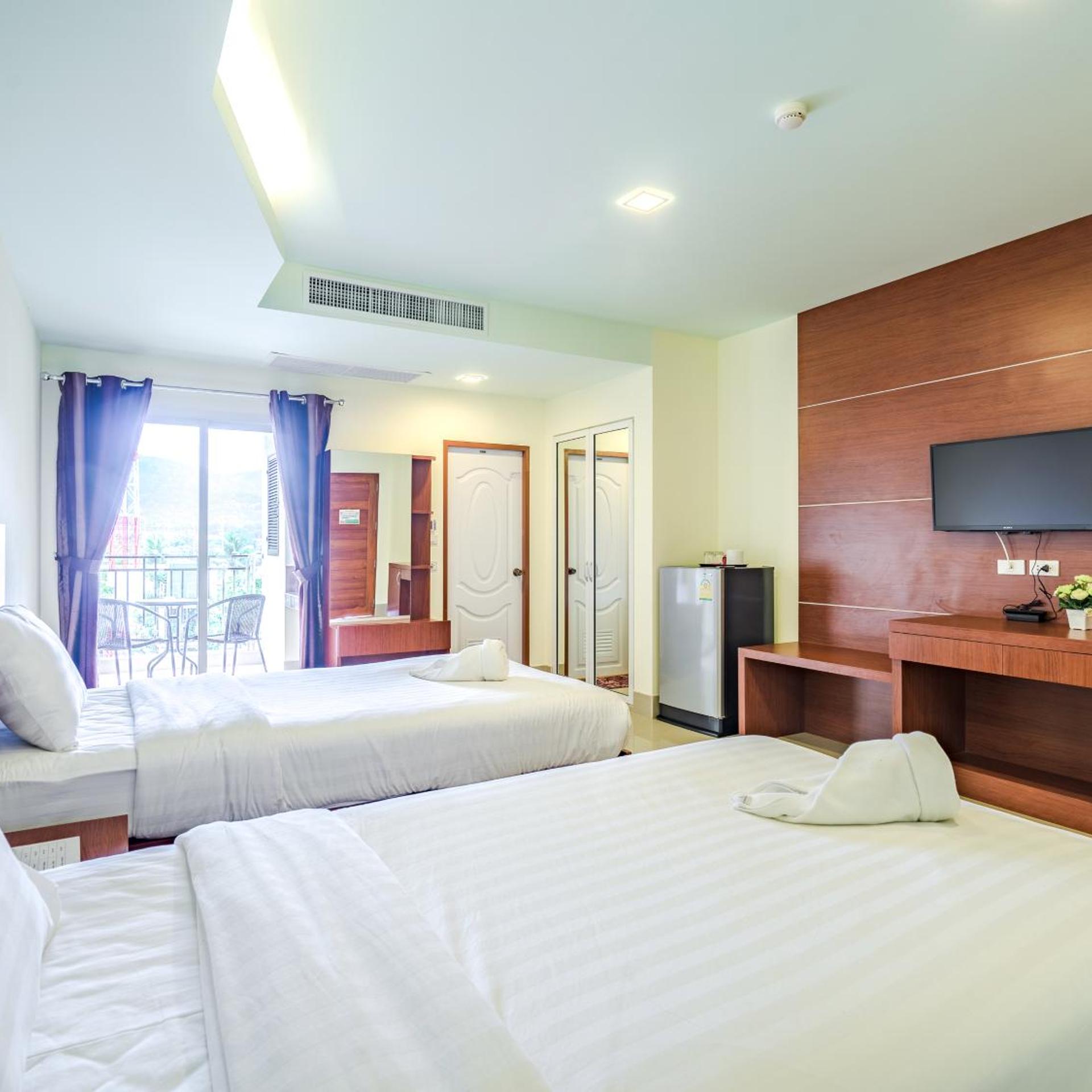 Superior, Twin Beds, Pool Side