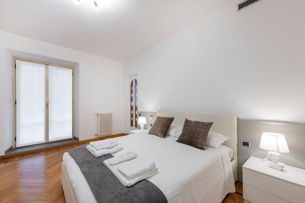 Suite, 2 Queen Beds, Sofa, Milan Royal Suites Magenta Luxury Apartments 3/10
