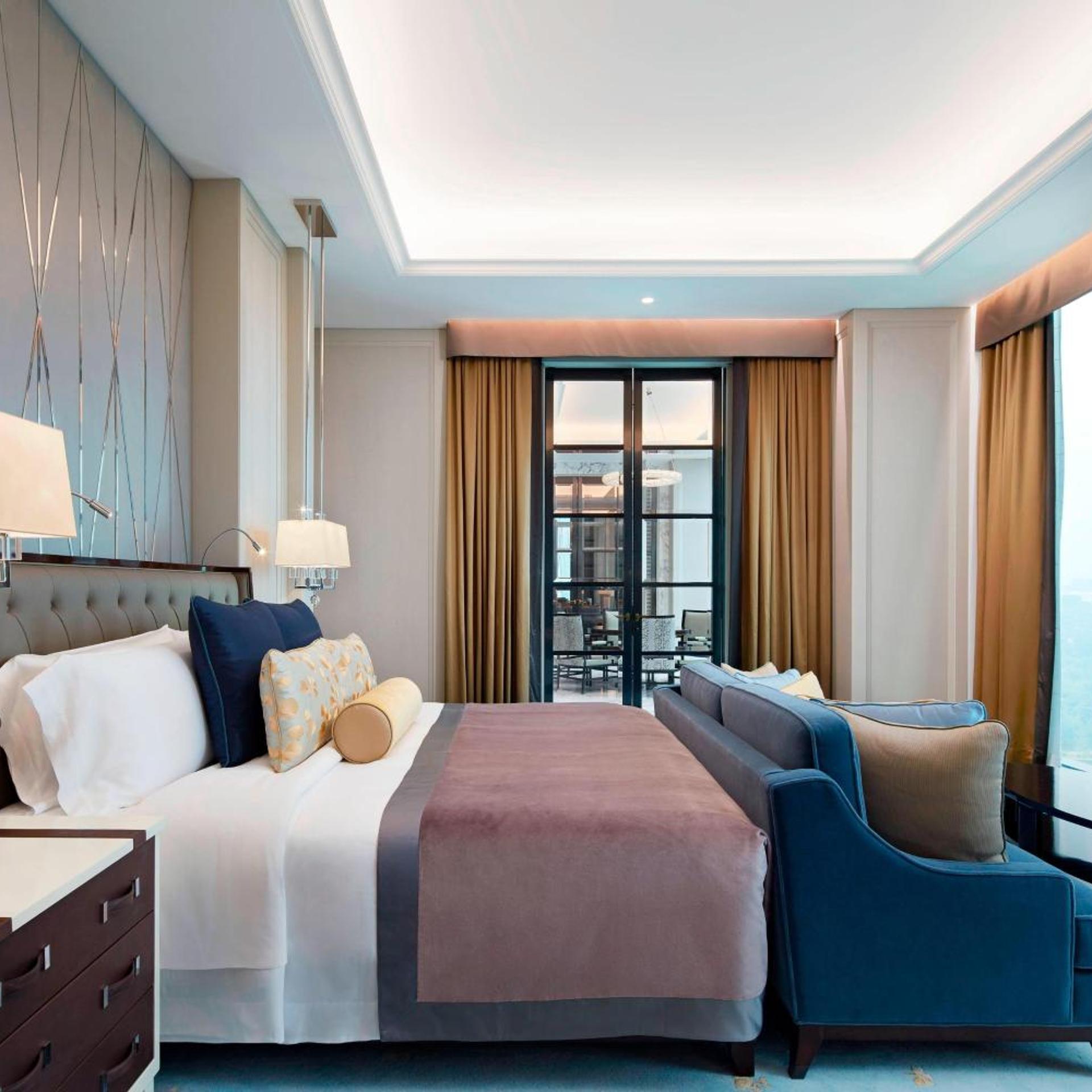Presidential, Lake, Suite, King Bed, Garden View