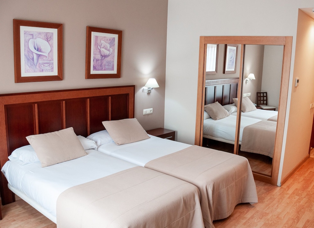 ROOM, 2 BEDS