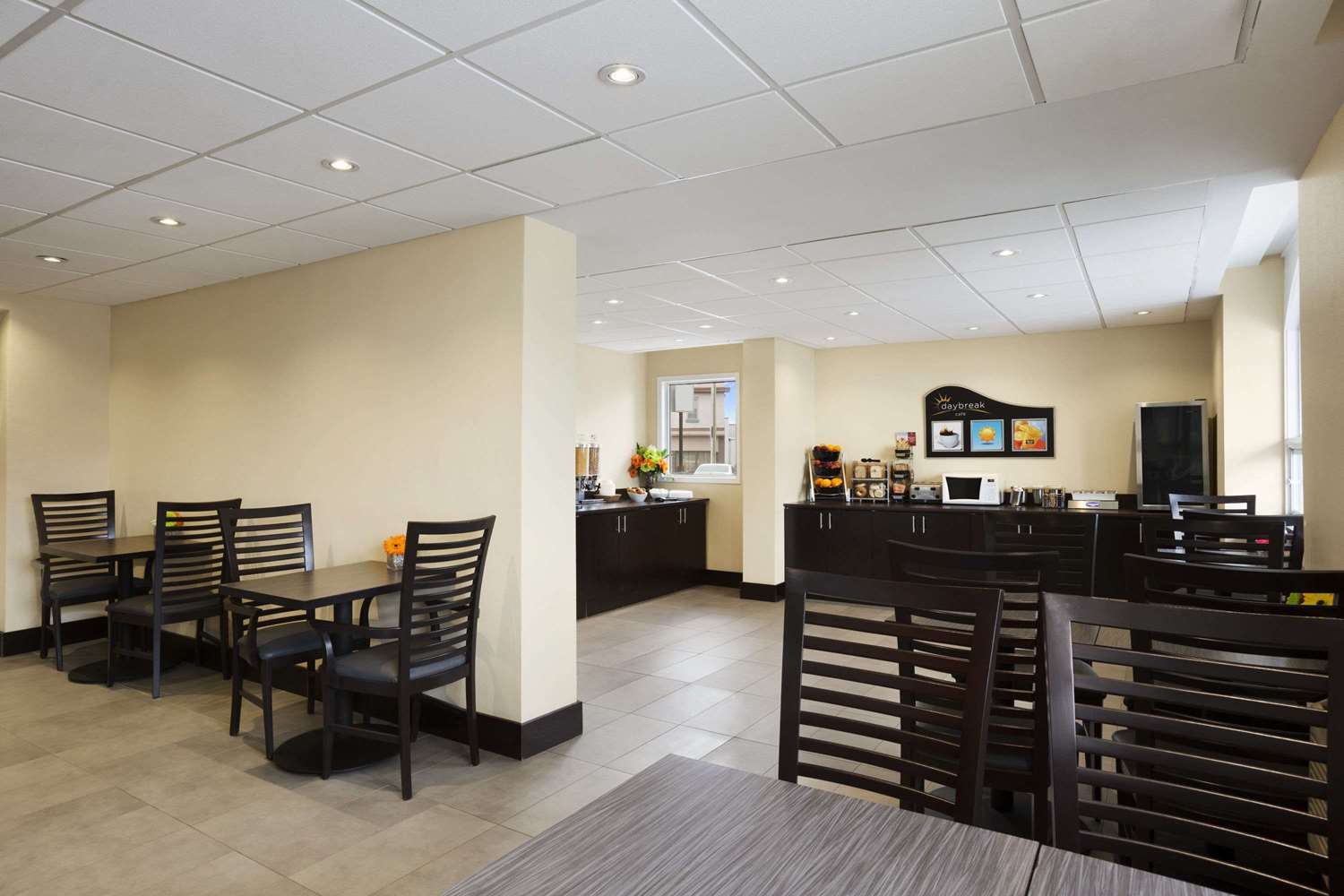 Days Inn & Suites by Wyndham North Bay Downtown 15/24