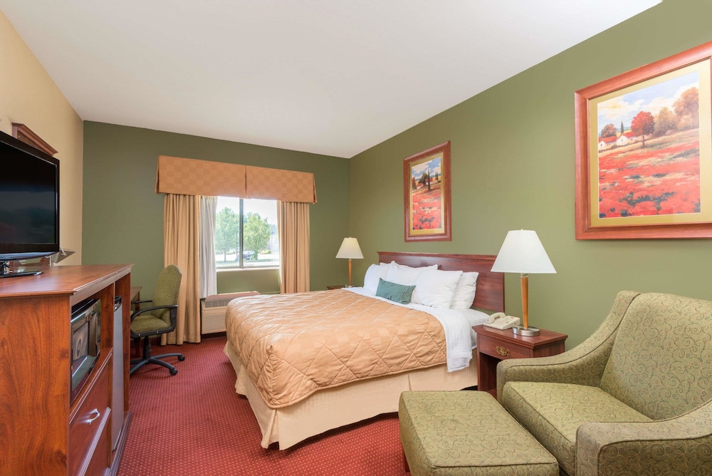 Ramada by Wyndham Catlettsburg/Ashland 18/35