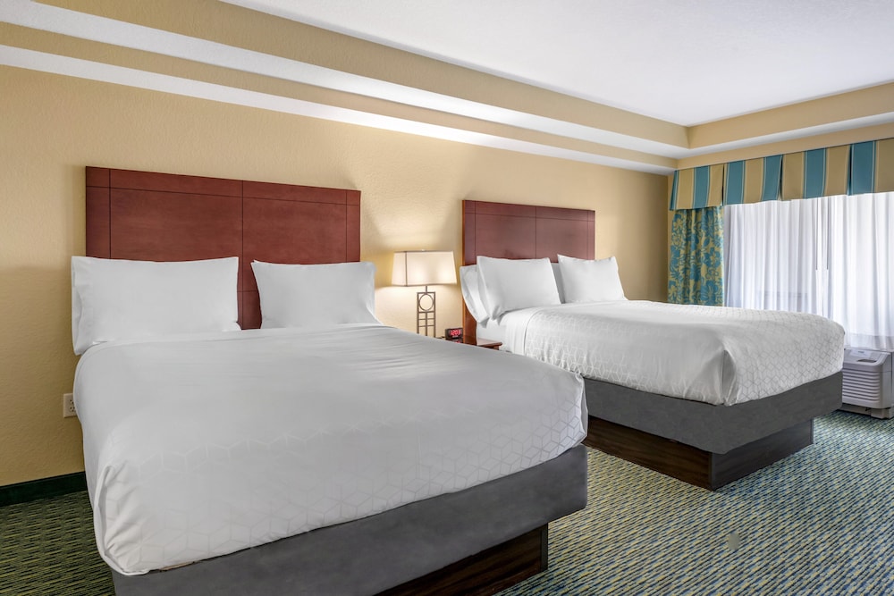 STANDARD, 2 QUEEN BEDS, POOL VIEW