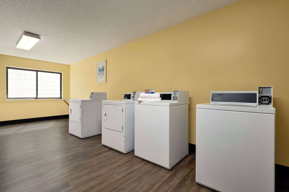 Days Inn by Wyndham Carbondale 9/38