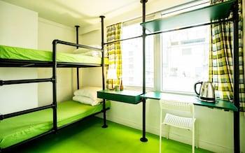Junior, Twin Beds