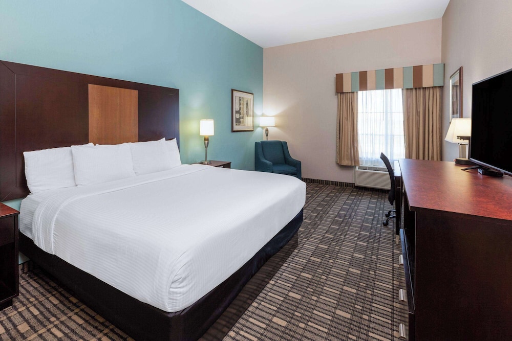 La Quinta Inn & Suites by Wyndham Fort Worth - Lake Worth 14/50