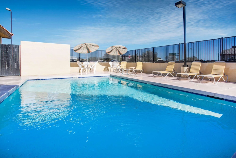 Days Inn By Wyndham Phoenix North 5/51