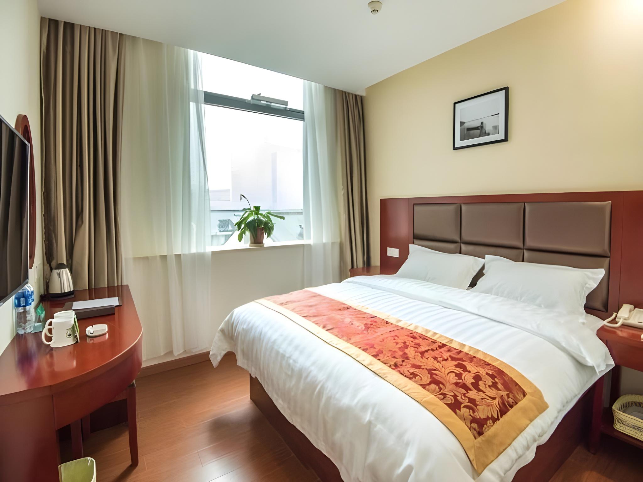 DELUXE, QUEEN BED