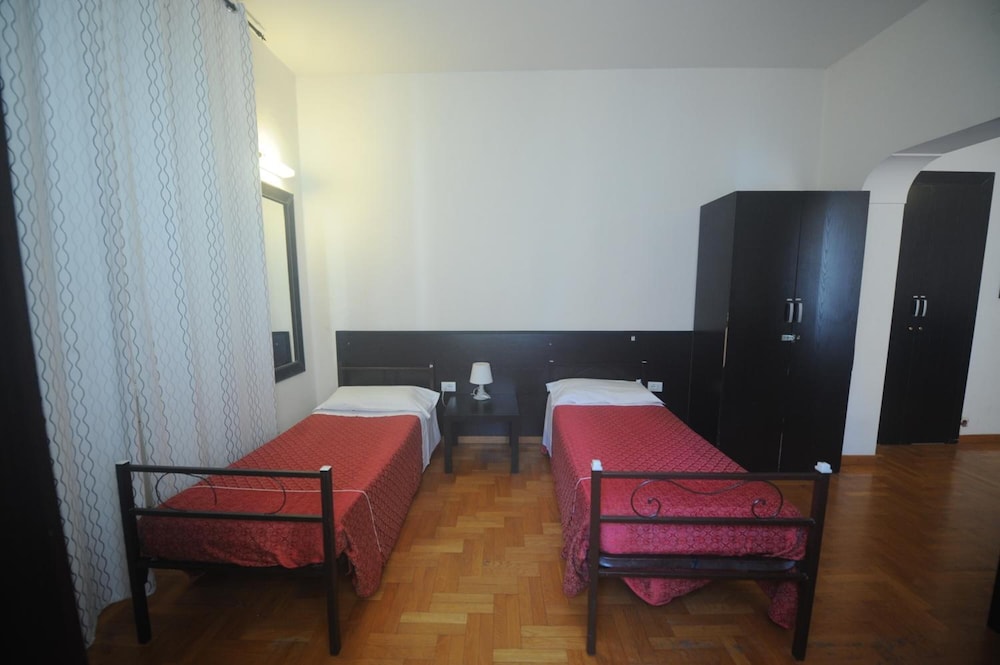 Hostel Beauty 43/64